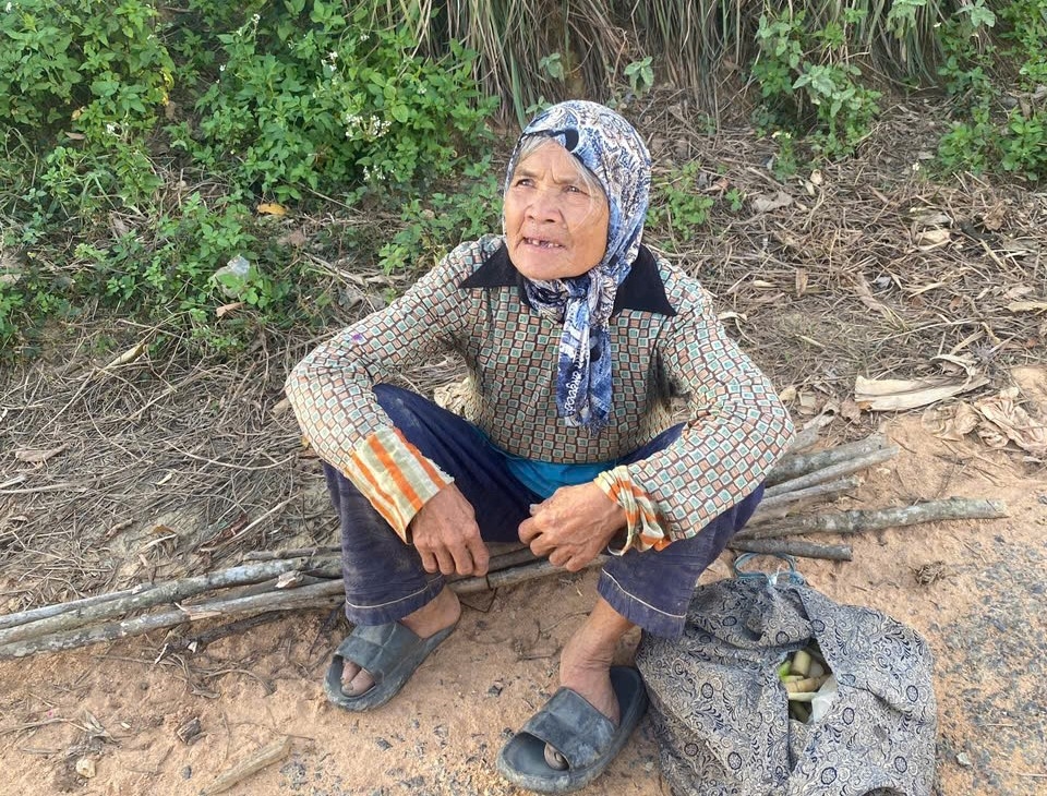 Cụ Y Bẽ vẫn khỏe mạnh khi lực lượng Công an xã tìm thấy ở khu vực giáp rừng. (Ảnh: Công an xã Kon Braih)