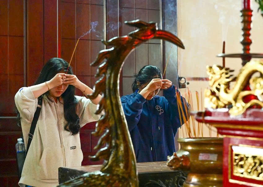 Các bạn trẻ tới dâng hương tưởng nhớ Anh hùng dân tộc Nguyễn Trung Trực