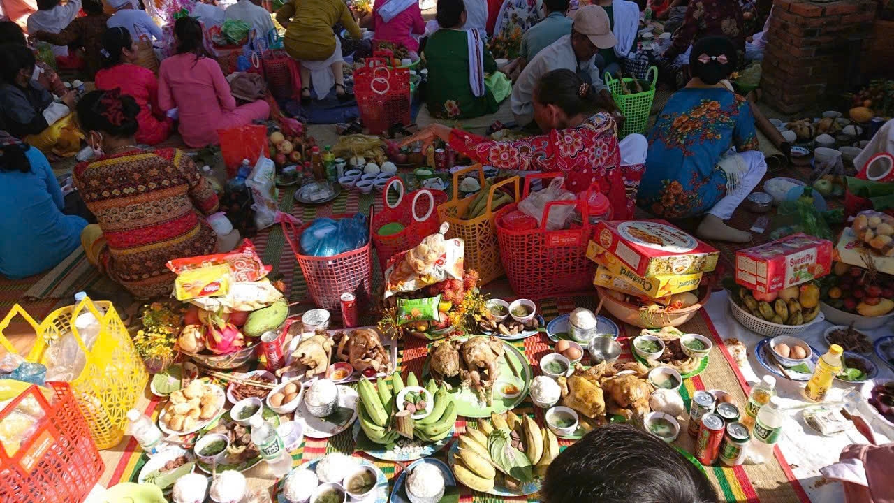 Lễ vật bà con người Chăm Bà La Môn dâng lên thần tại tháp Pô Klong Garai - ảnh Xuân Hiền