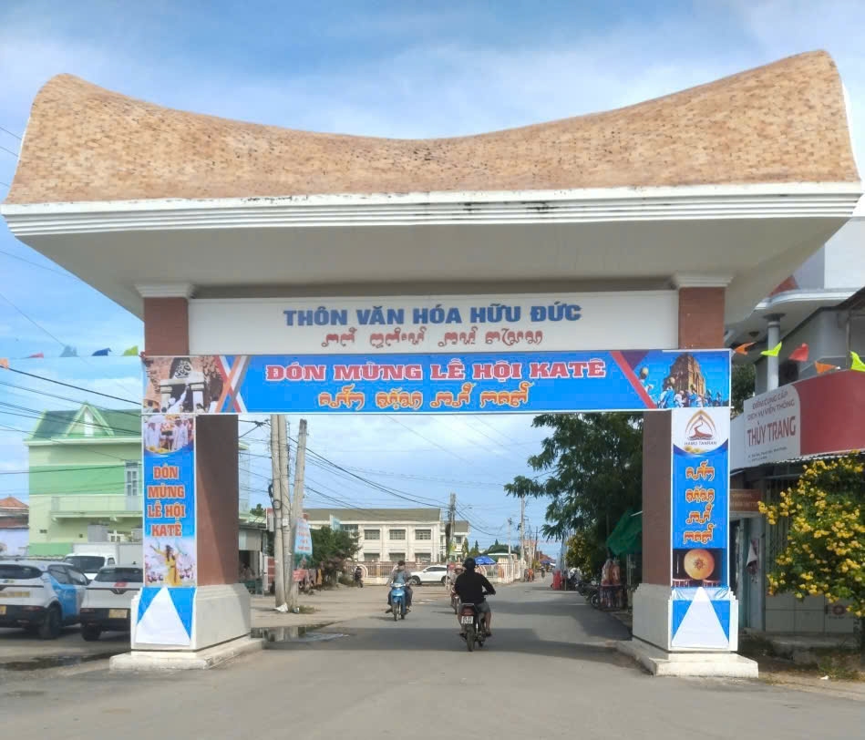Cổng làng Hữu Đức trang hoàng đẹp mắt đón mừng Lễ hội Katê - ảnh Xuân Hiền
