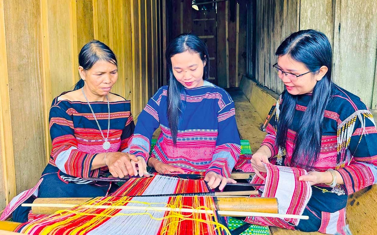 Ngày càng nhiều phụ nữ đến nhà bà Đinh Thị Chớ để học nghề dệt thổ cẩm (Ảnh D.Đ)