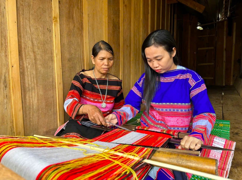 Nhờ sự chỉ dạy tận tình của bà Đinh Thị Chớ, nhiều phụ nữ Ba Na ở thôn 2, xã An Toàn đã có thể tự mình dệt được tấm thổ cẩm hoàn chỉnh (Ảnh D.Đ)
