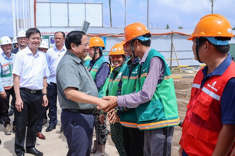 Thủ tướng thăm hỏi, động viên người lao động trên công trường - Ảnh: VGP/Nhật Bắc