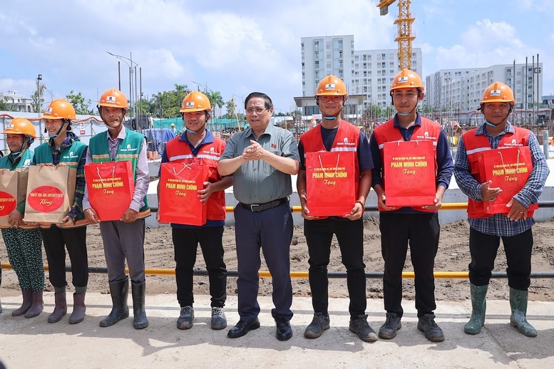 Thủ tướng tặng quà người lao động trên công trường - Ảnh: VGP/Nhật Bắc