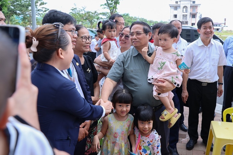 Thủ tướng lưu ý cần tiếp tục triển khai các dự án nhà ở xã hội với đầy đủ hạ tầng, trong đó có các thiết chế về giáo dục, y tế, văn hóa, thể thao để người dân được tiếp cận bình đẳng - Ảnh: VGP/Nhật Bắc