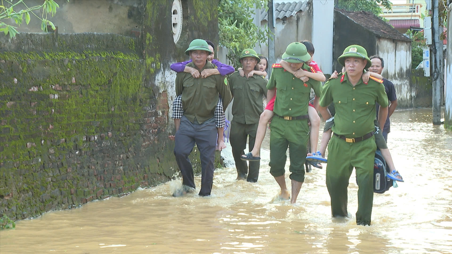Hình ảnh những người chiến sĩ Công an cơ sở tận tuỵ, kiên trì, không quản ngại vất vả, hiểm nguy để lại nhiều hình ảnh đẹp trong nhân dân