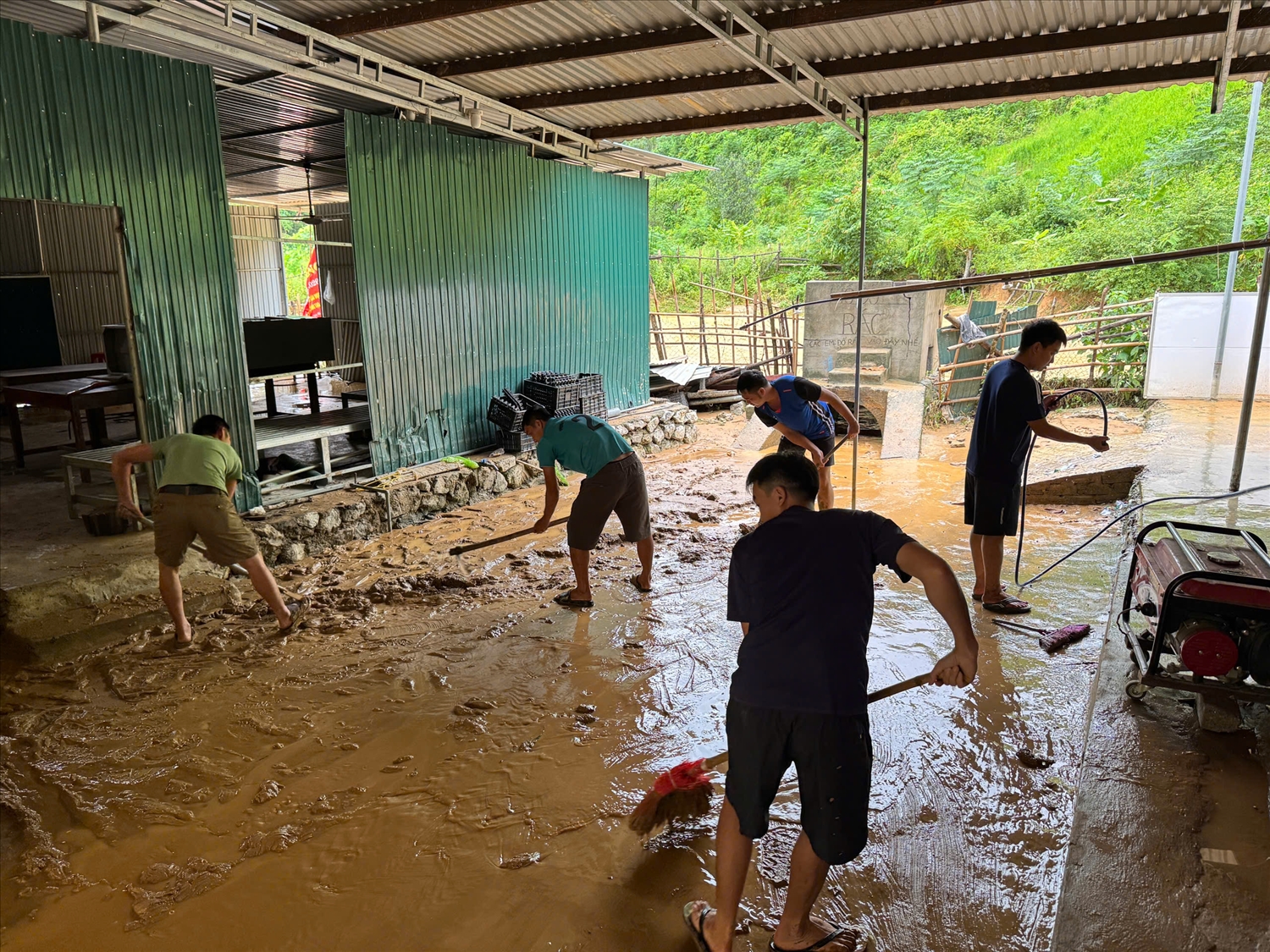 Trường Tiểu học Lượng Minh dọn dẹp sau lũ nhằm đưa hoạt động dạy học trở lại bình thường - Ảnh: CSCC