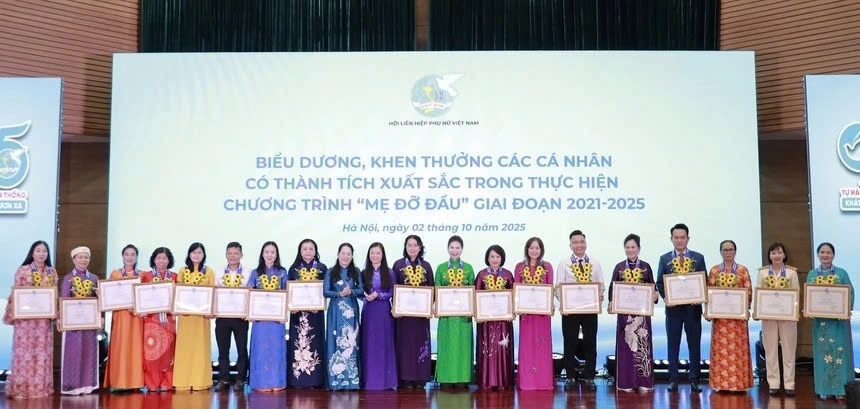 Bà Nguyễn Thị Thu Hiền, Phó Chủ tịch Hội LHPN Việt Nam và bà bà Nông Thị Hà - Thứ trưởng Bộ Dân tộc - Tôn giáo - trao Bằng khen cho các cá nhân tiêu biểu trong triển khai, thực hiện Chương trình ""Mẹ đỡ đầu".