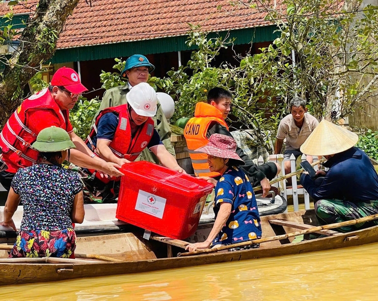 Đoàn công tác Trung ương Hội Chữ thập đỏ Việt Nam trao tiền và hàng cứu trợ cho các hộ gia đình bị thiệt hại do bão số 10 tại xã Đức Quang, tỉnh Hà Tĩnh (Ảnh NDO)