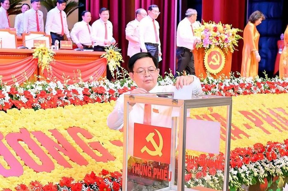 Ông Hồ Quốc Dũng, Bí thư Tỉnh ủy Gia Lai và các đại biểu quyên góp ủng hộ đồng bào bị bão lũ (Ảnh T.N)