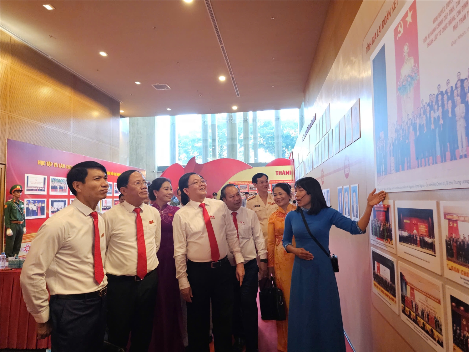 Lãnh đạo tỉnh Gia Lai tham quan triển lãm ảnh (Ảnh T.N)