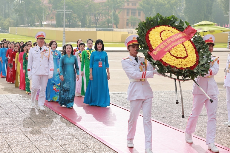 Đại biểu nữ đoàn viên công đoàn tiêu biểu trên mọi miền Tổ quốc dâng hương và báo công dâng Bác