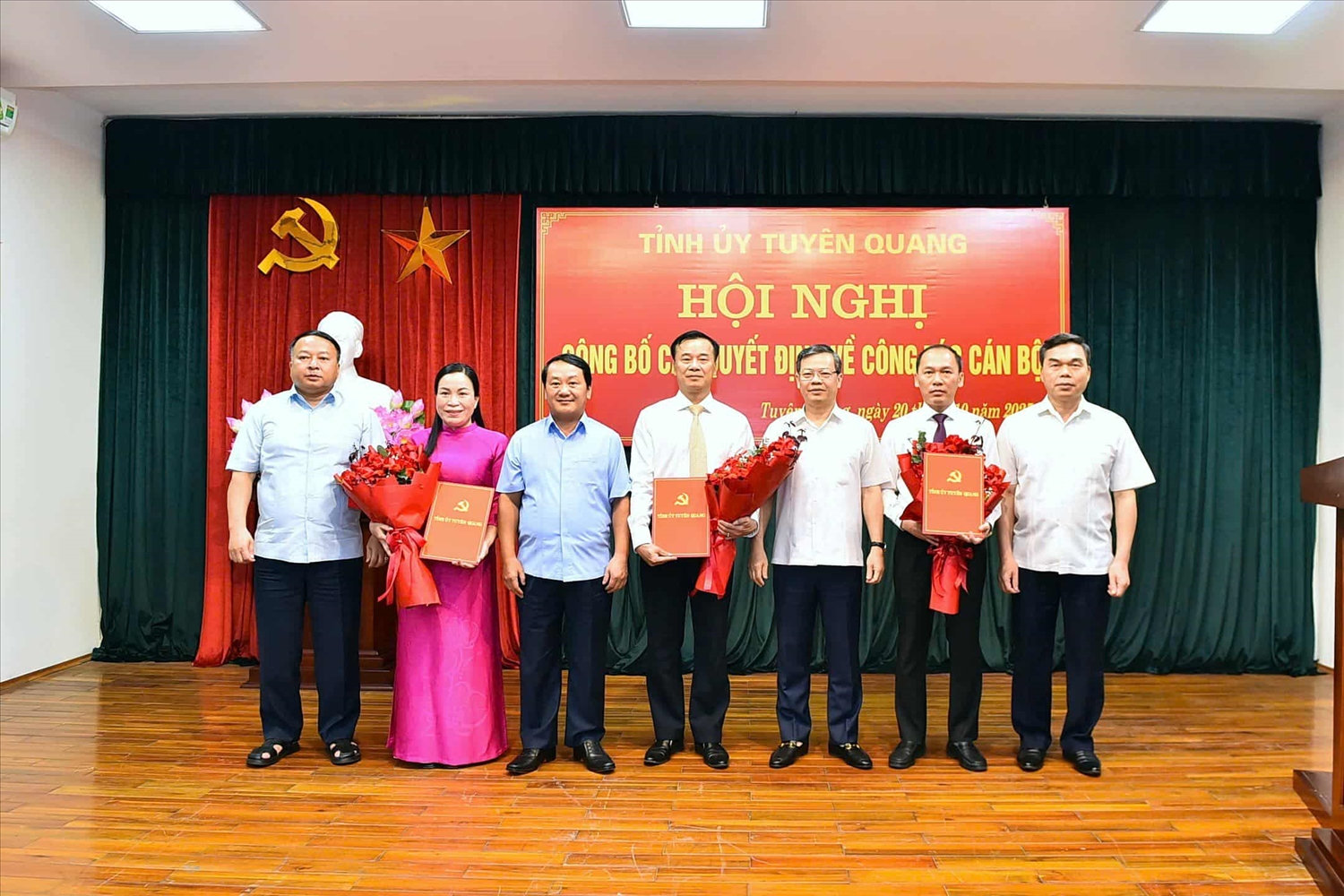 Thường trực Tỉnh ủy chúc mừng các cán bộ được điều động, phân công nhiệm vụ mới
