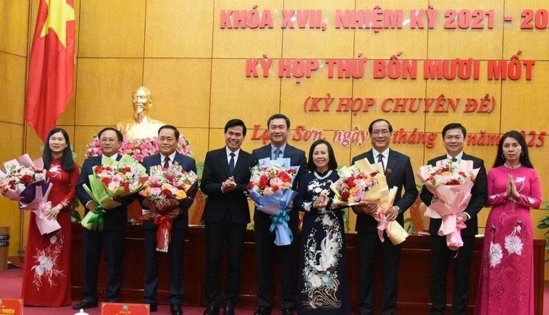 Bí thư Tỉnh ủy Lạng Sơn Hoàng Quốc Khánh và Phó Bí thư Thường trực Tỉnh ủy, Chủ tịch HĐND tỉnh Đoàn Thị Hậu tặng hoa chúc mừng các đồng chí được bầu tại kỳ họp