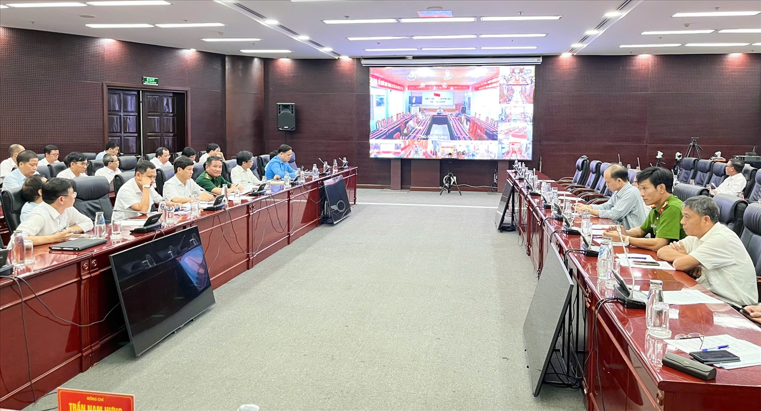 Quang cảnh buổi họp về triển khai công tác phòng chống thiên tai ở Đà Nẵng. (Ảnh Thi Thi)