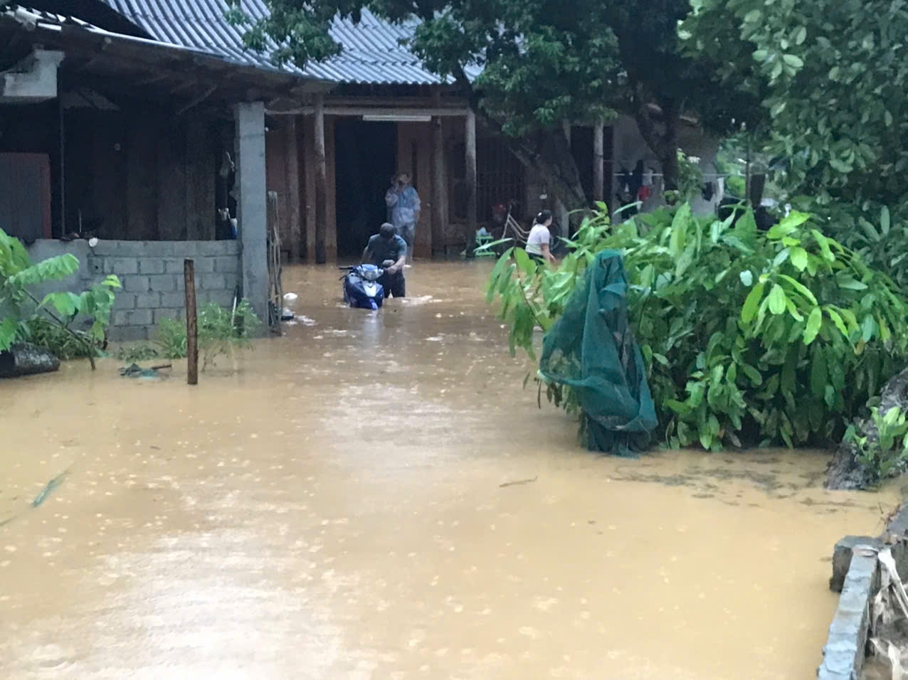 Hàng nghìn ngôi nhà ở Lào Cai bị hư hỏng, ngập nước do thiên tai gây ra (ảnh Trọng Bảo)