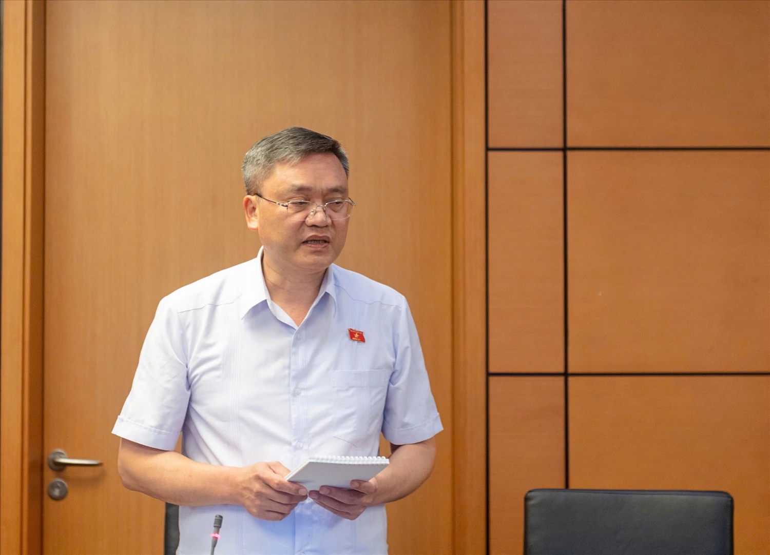 Đại biểu Quảng Văn Hương, Đoàn ĐBQH Tỉnh Sơn La phát biểu tại phiên thảo luận
