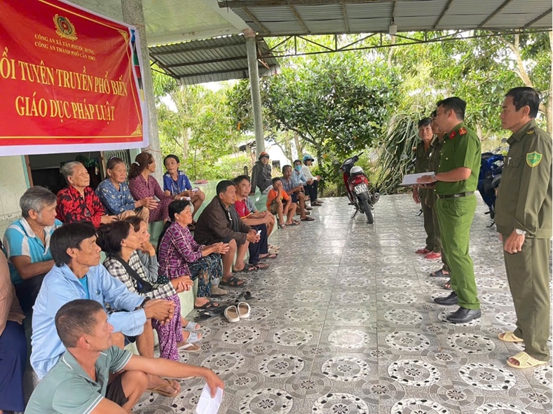 Cán bộ Công an xã Tân Phước Hưng, TP. Cần Thơ tuyên truyền cho người dân về phòng, chống ma túy (Ảnh MH).