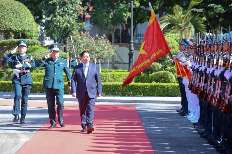 Thủ tướng Phạm Minh Chính đến dự lễ đón nhận danh hiệu Anh hùng lực lượng vũ trang nhân dân và kỷ niệm 62 năm ngày truyền thống Quân chủng Phòng không – Không quân - Ảnh: VGP/Nhật Bắc
