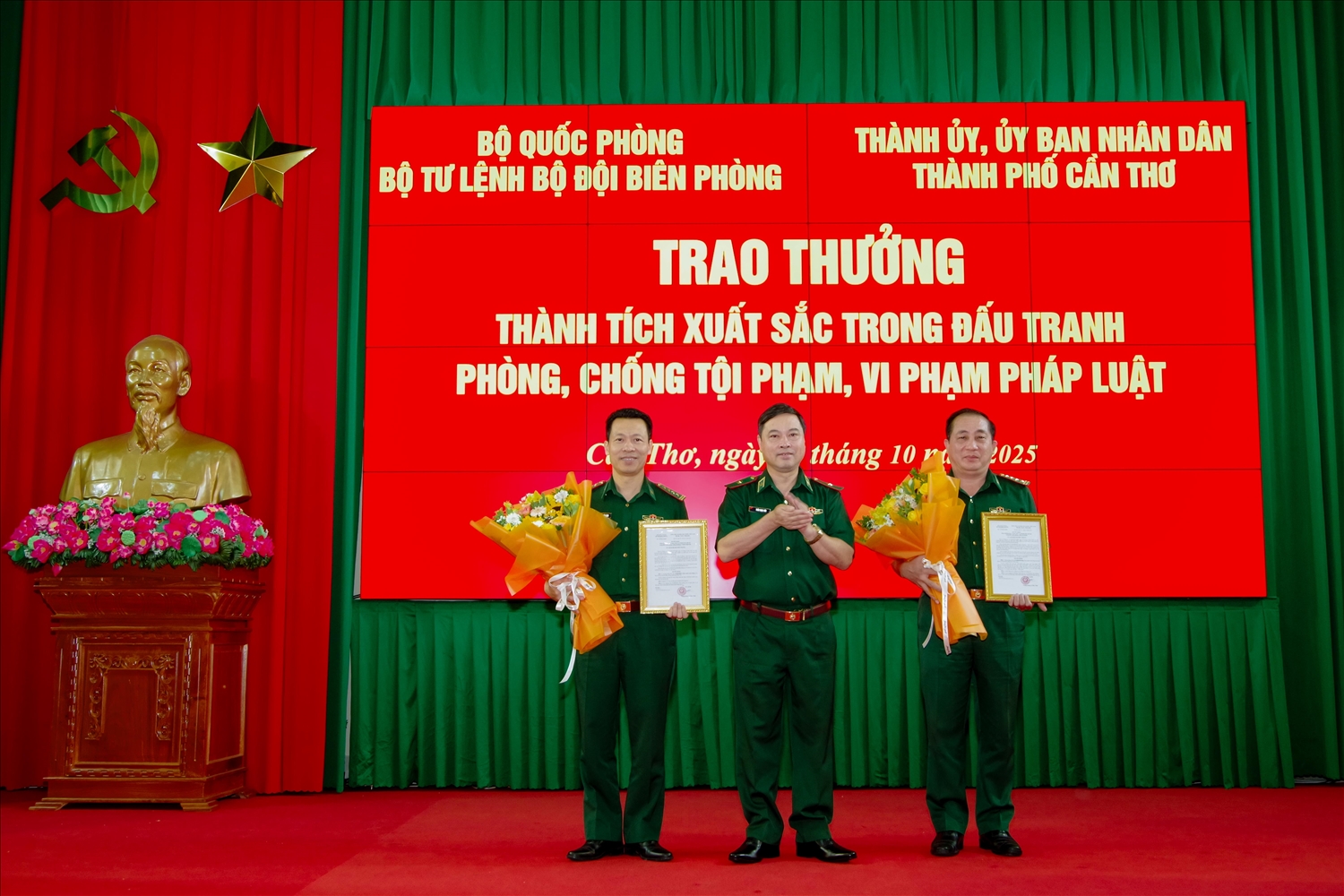 Thiếu tướng Trần Ngọc Hữu, Phó Tư lệnh BĐBP trao thưởng nóng cho BĐBP TP Cần Thơ và BĐBP tỉnh Vĩnh Long