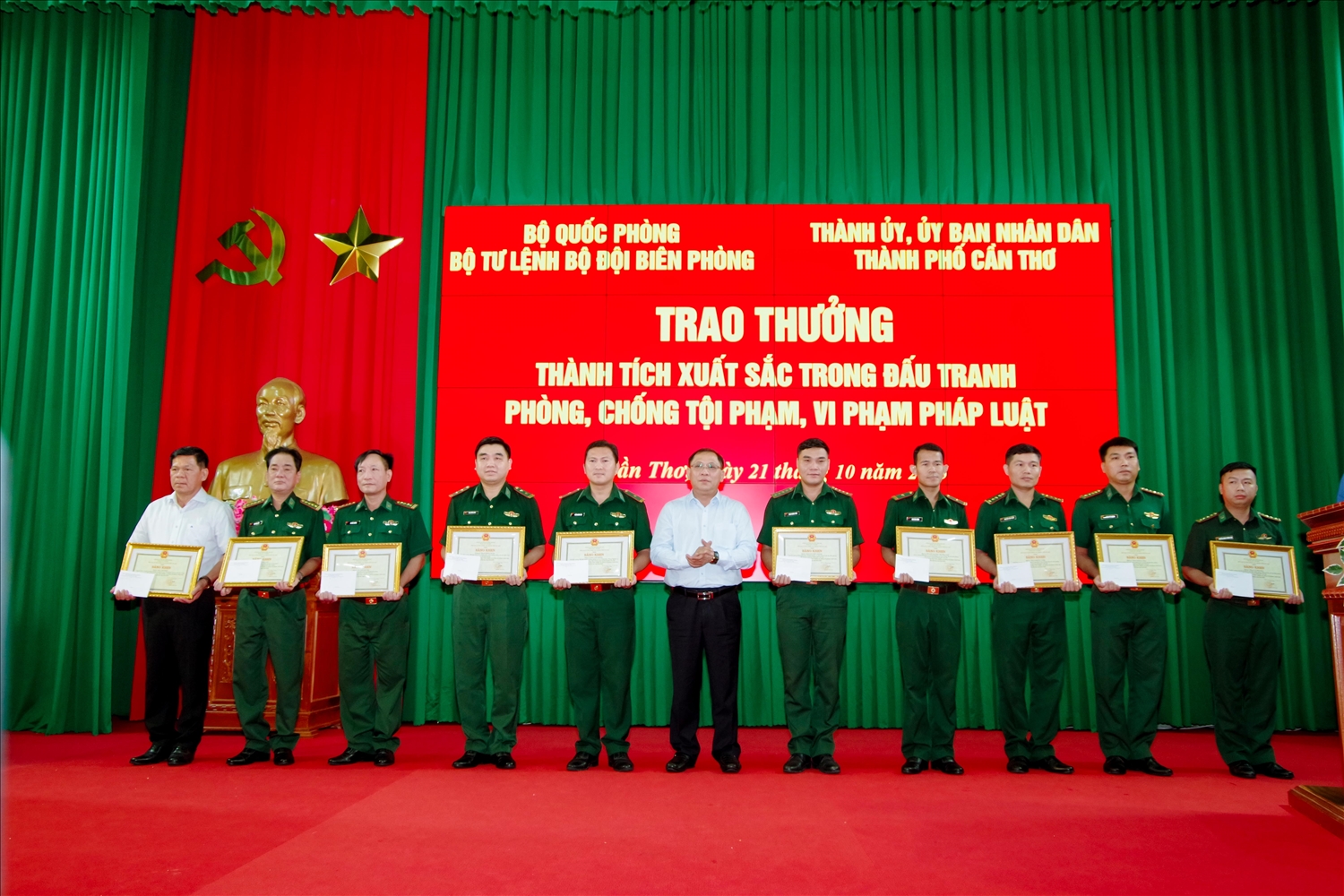 Ông Trần Chí Hùng, Phó Chủ tịch UBND thành phố Cần Thơ trao bằng khen của UBND thành phố Cần Thơ cho các cá nhân