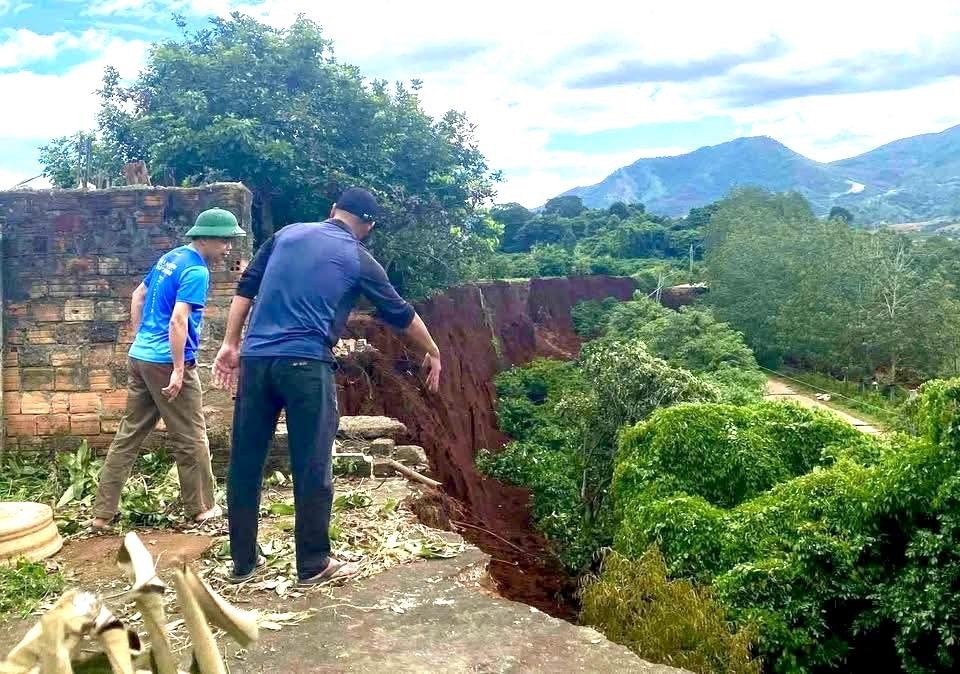 (Tin PV) Gia Lai: Cán bộ giúp dân khẩn trương di dời tài sản ra khỏi khu vực sạt lở nghiêm trọng 3