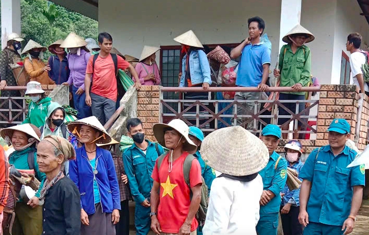 Chính quyền địa phương hỗ trợ di dời người dân đến nơi ở an toàn (Ảnh CTV)