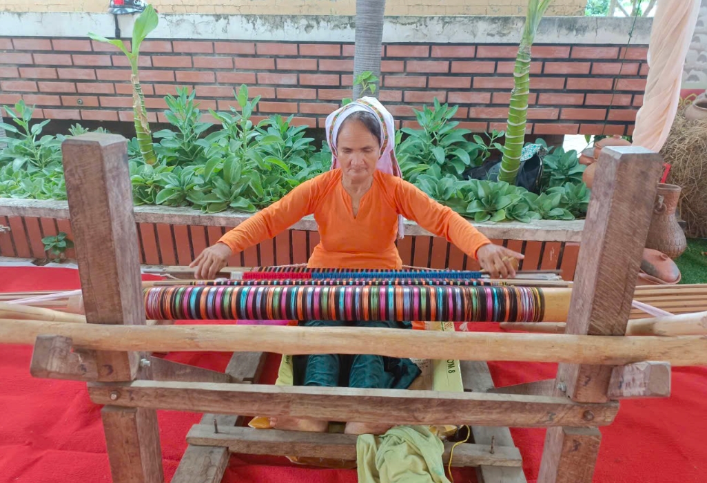 Dệt thổ cẩm Mỹ Nghiệp cũng là sản phẩm OCOP được nhiều du khách quan tâm (Ảnh T.N)