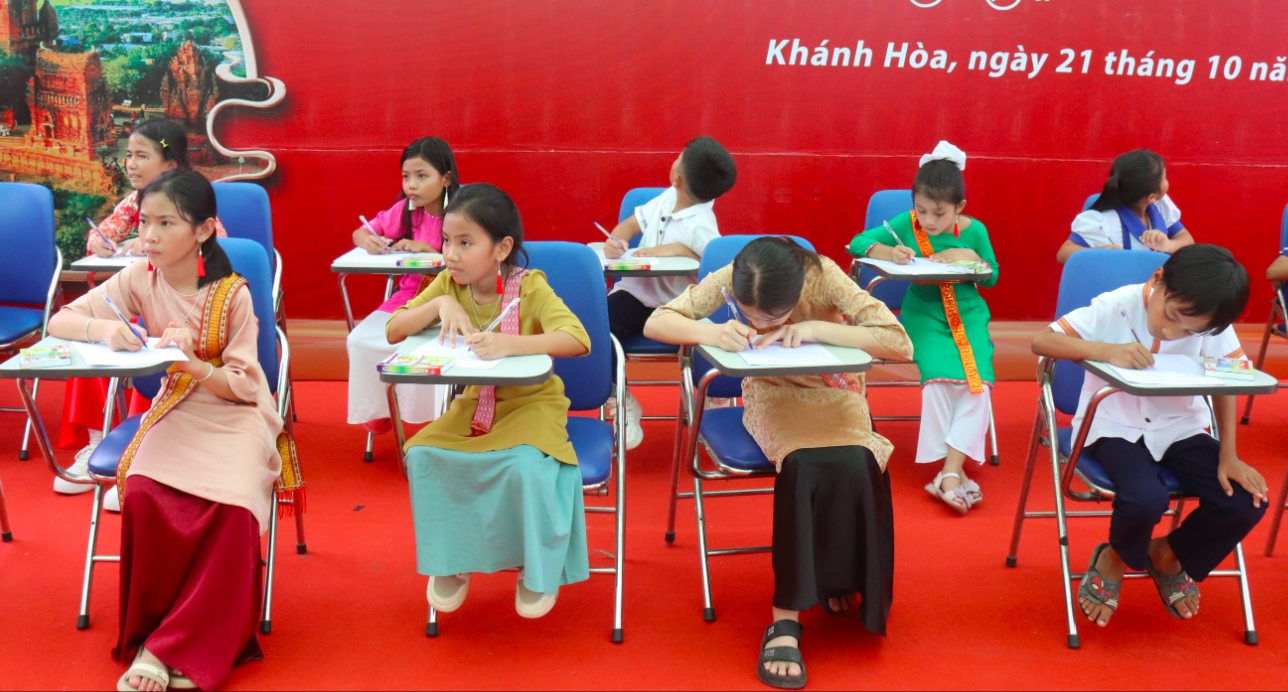 Các em học sinh chăm chú viết chữ trong Hội thi (Ảnh T.N)