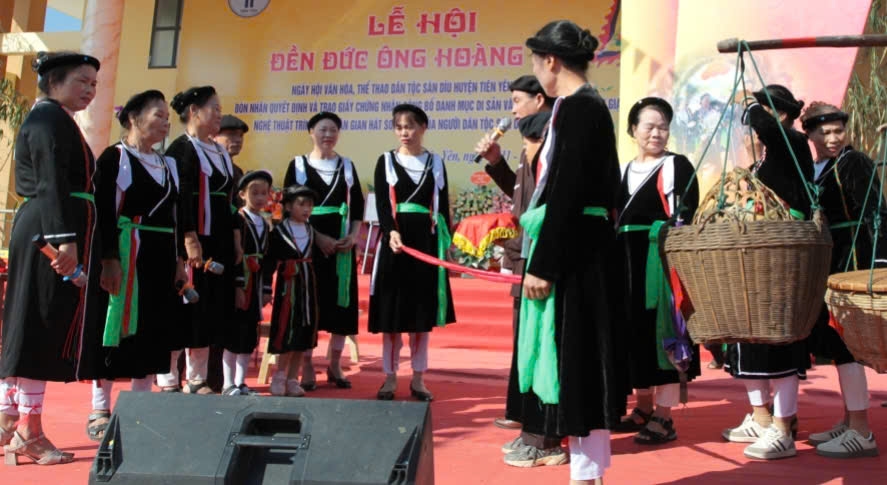 Trích đoạn hát sọong cô trong Lễ rước dâu của người Sán Dìu đã được sân khấu hóa