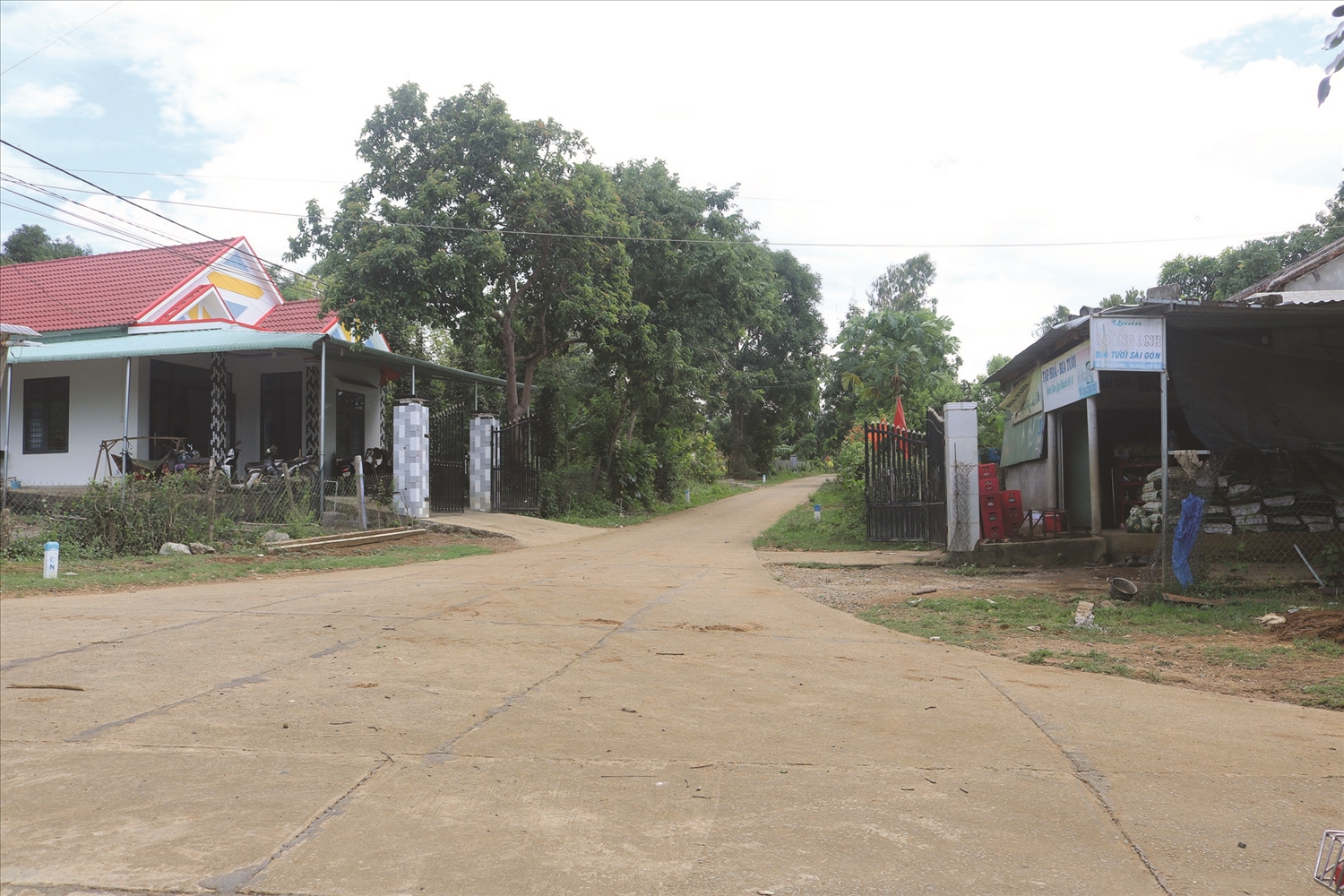 Một góc khu dân cư ở buôn Thung - Ảnh: H.H.THẾ.