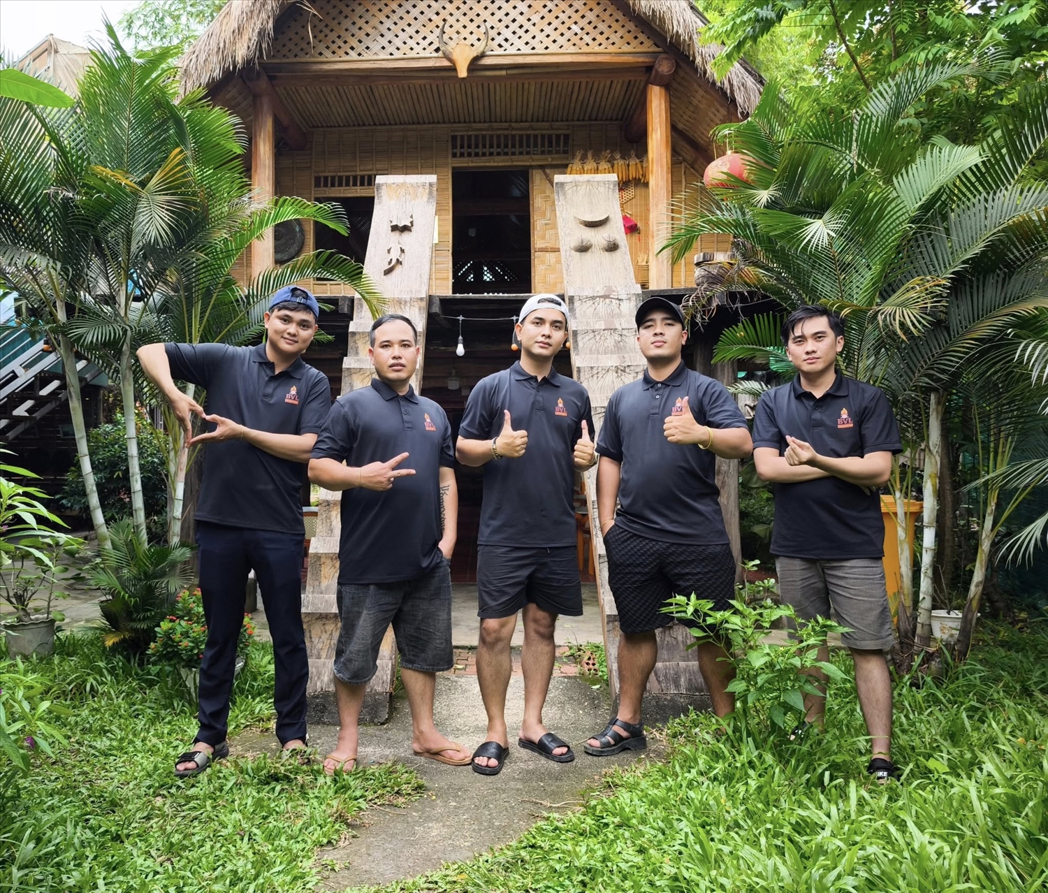 Nhóm làm phim “Buôn vui lắm” check in tại nhà dài của người Ê Đê