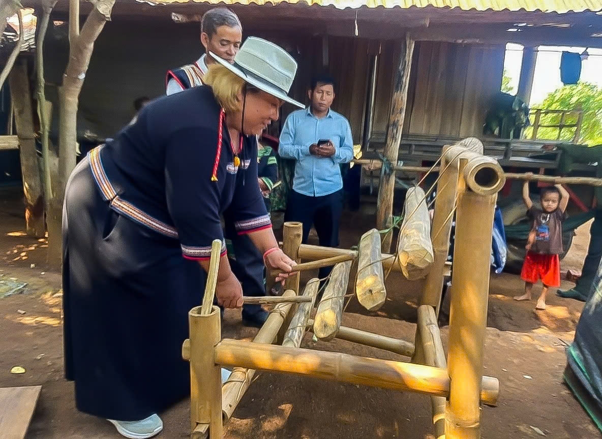 Chị Lý Mai Ly Niê Kdam giới thiệu về cây đàn đuổi chim của người Ê Đê