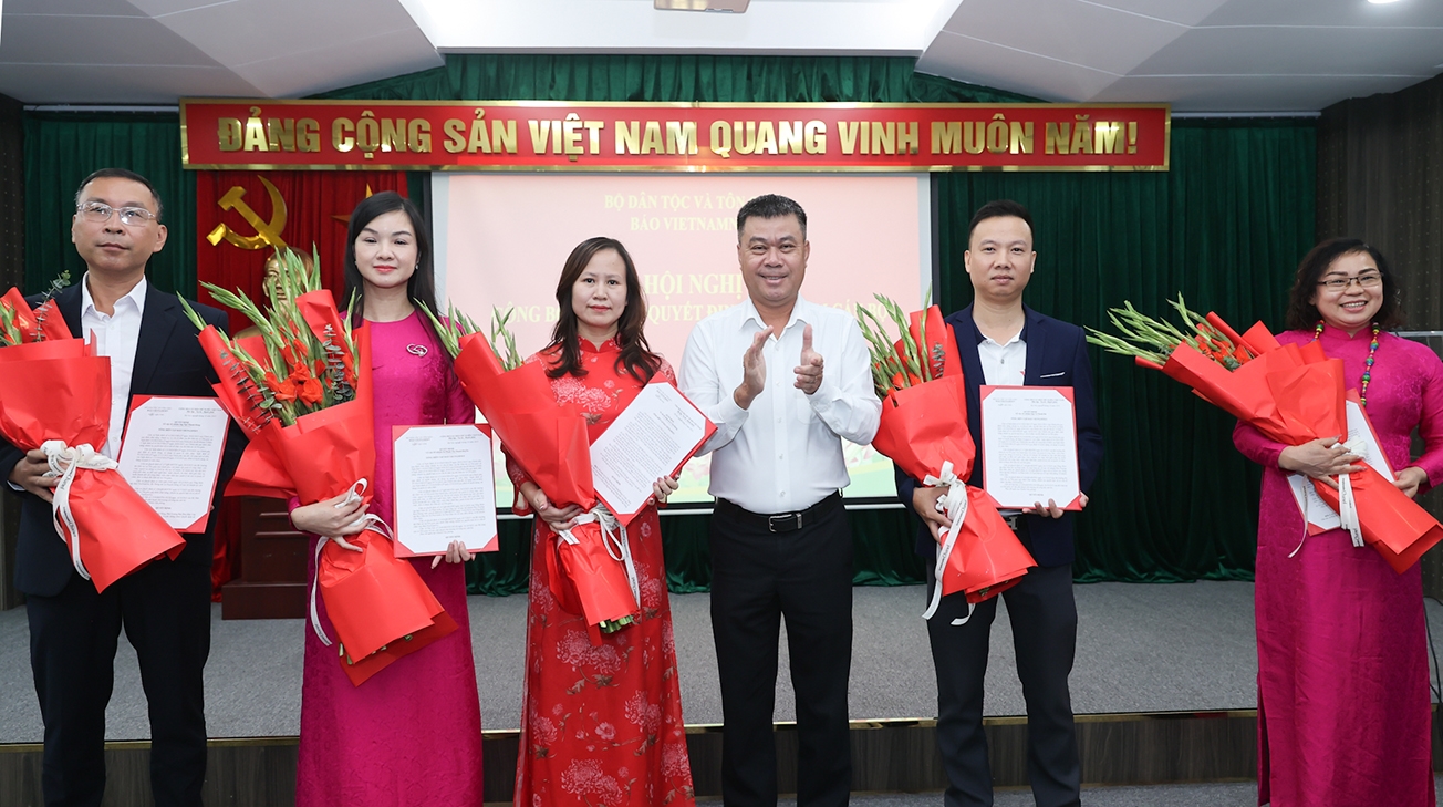 Tổng Biên tập Báo VietNamNet trao Quyết định bổ nhiệm cho các cán bộ (Ảnh: Lê Anh Dũng)