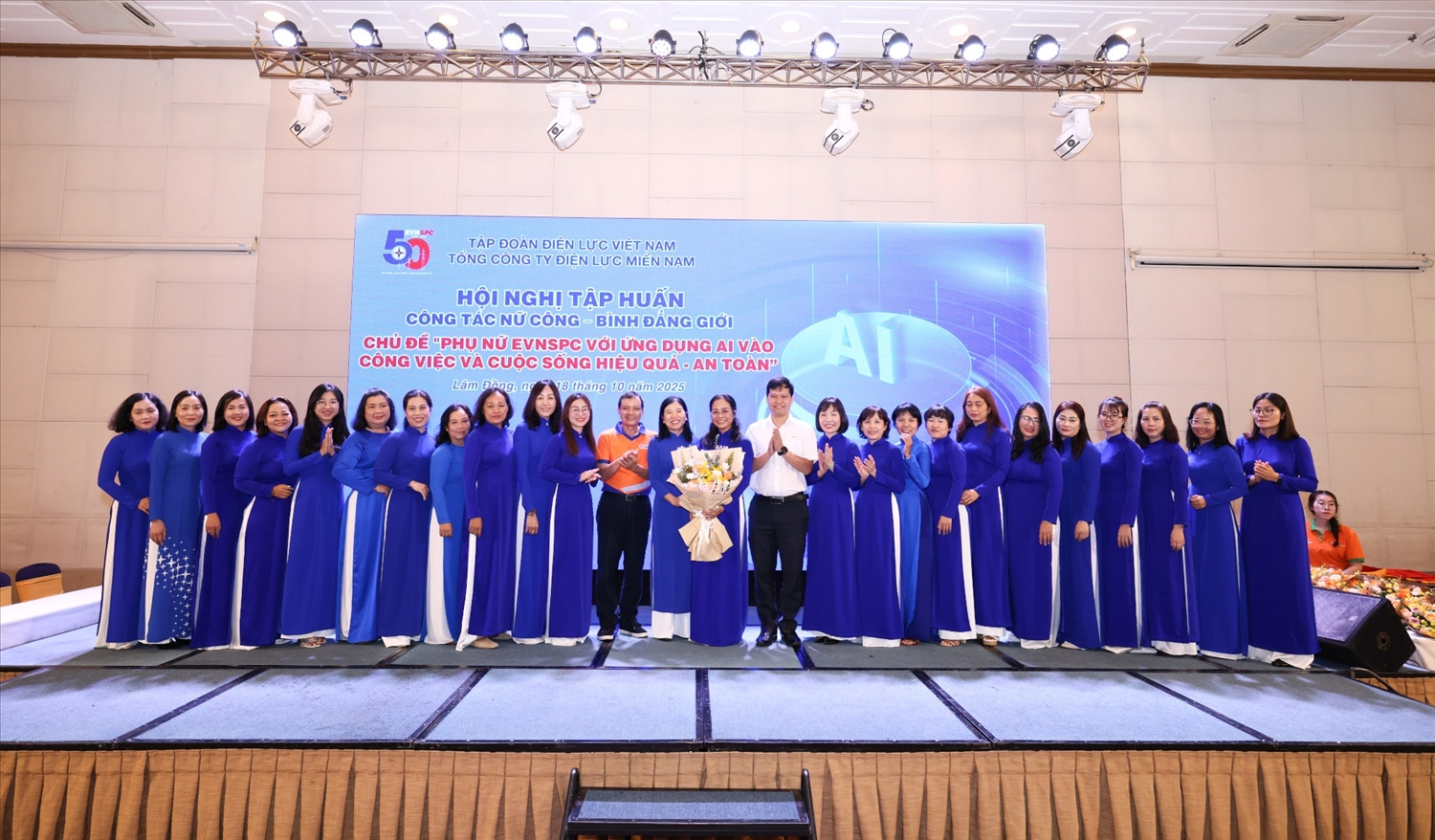 Lãnh đạo EVNSPC tặng hoa cho đại diện CNVCLĐ nữ