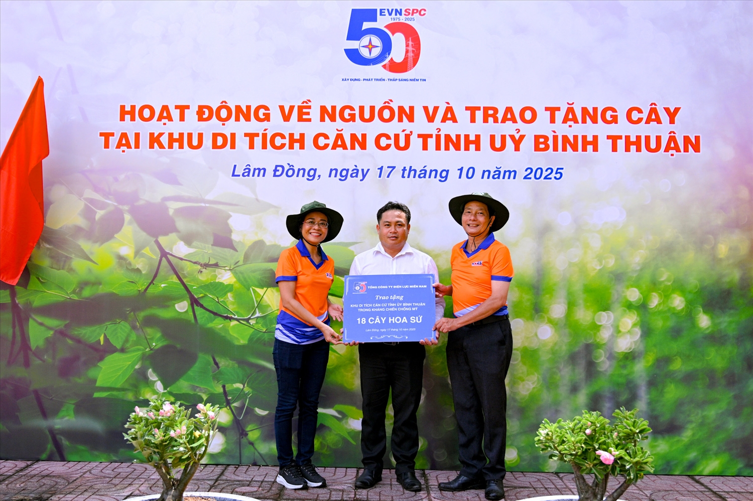 Đại diện nữ EVNSPC Trao tặng cây kiểng đến đại diện Ban quản lý Khu di tích Căn cứ Tỉnh ủy Bình Thuận