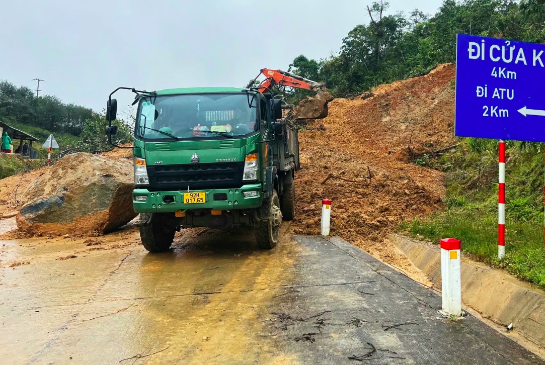 Chính quyền xã Hùng Sơn huy động phương tiện khắc phục sạt lở (Ảnh CTV)