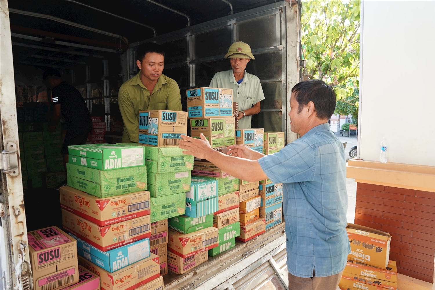 Hàng trăm nghìn sản phẩm dinh dưỡng Vinamilk được vận chuyển đến nơi, trao tặng bà con hậu thiên tai. Ảnh: Tịnh KhôngHàng trăm nghìn sản phẩm dinh dưỡng Vinamilk được vận chuyển đến nơi, trao tặng bà con hậu thiên tai. Ảnh: Tịnh Không
