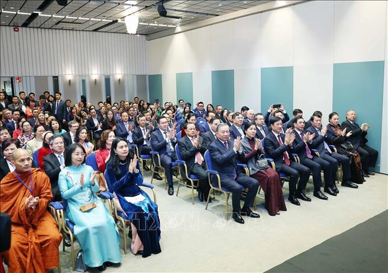 Tổng Bí thư Tô Lâm và Phu nhân gặp gỡ cán bộ Đại sứ quán Việt Nam và cộng đồng người Việt tại Bắc Âu - Ảnh: Thống Nhất/TTXVN