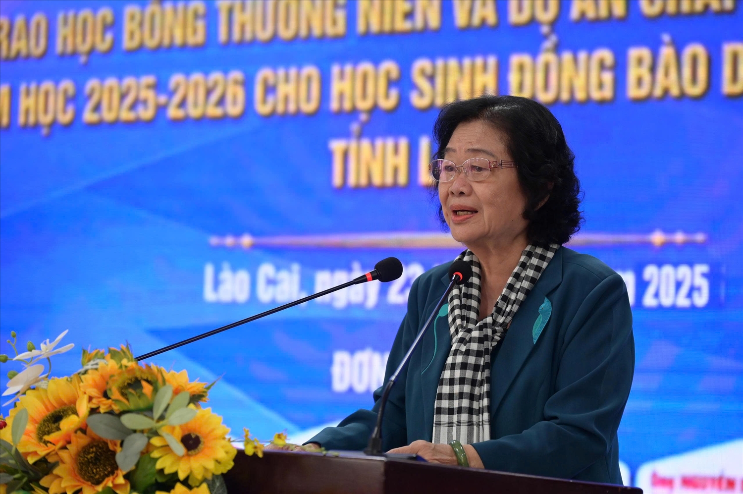 Bà Trương Mỹ Hoa phát biểu động viên các em học sinh (ảnh Trọng Bảo)
