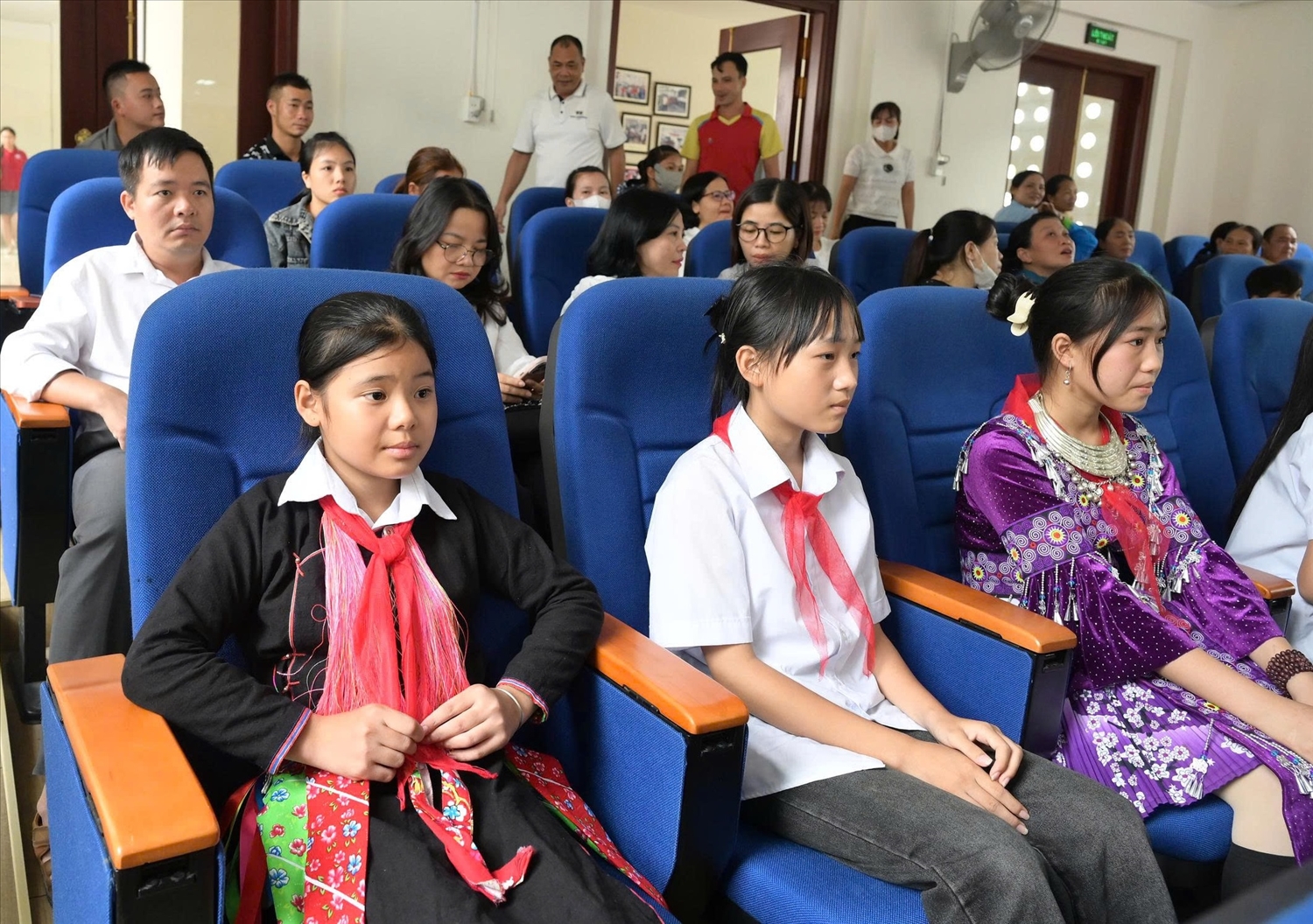 Mặc dù hoàn cảnh gia đình còn nhiều khó khăn nhưng các em học sinh DTTs đã cố gắng vươn lên trong học tập (ảnh Trọng Bảo)