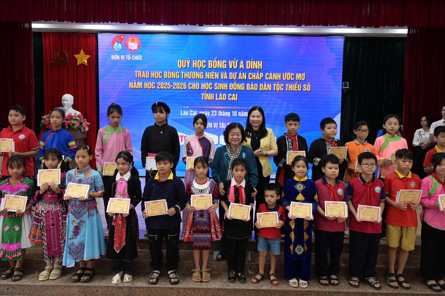 Bà Trương Mỹ Hoa, lãnh đạo tỉnh Lào Cai và các nhà tài trợ trao học bổng cho các em học sinh DTTS (ảnh Trọng Bảo)