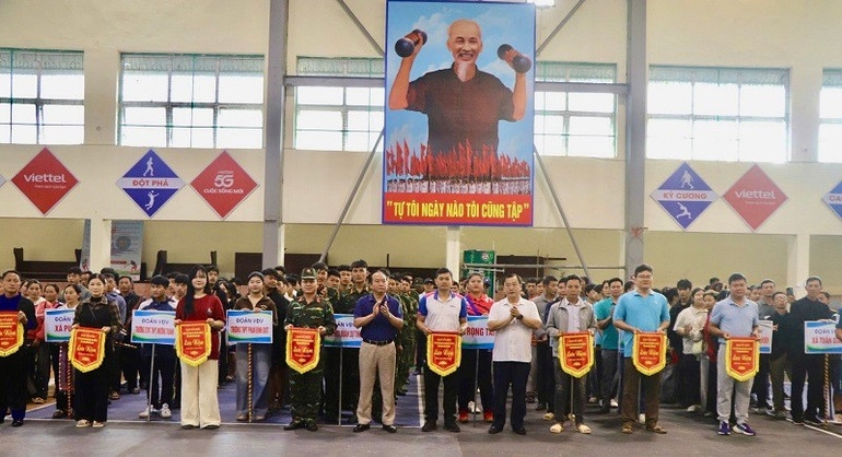 Ban tổ chức trao cờ lưu niệm cho các đoàn tham gia hội thi