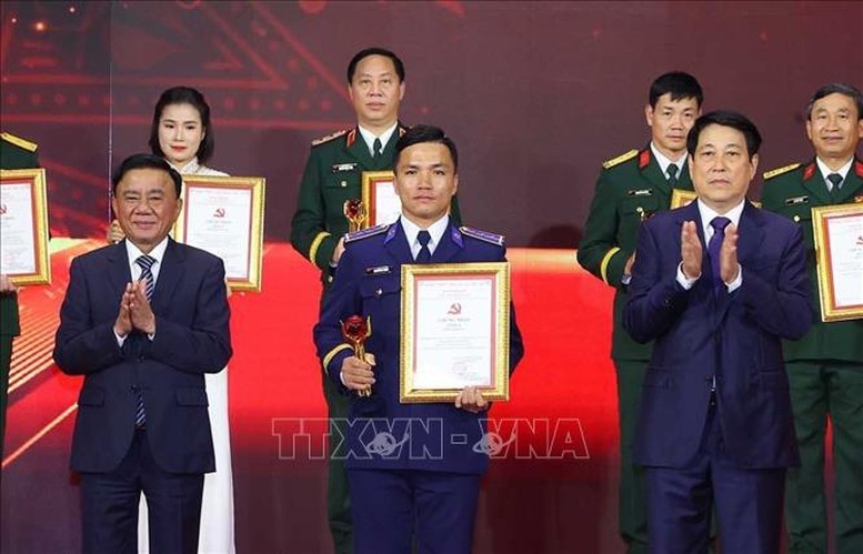 Chủ tịch nước Lương Cường và Thường trực Ban Bí thư Trần Cẩm Tú trao giải A cho tác giả và nhóm tác giả đoạt giải