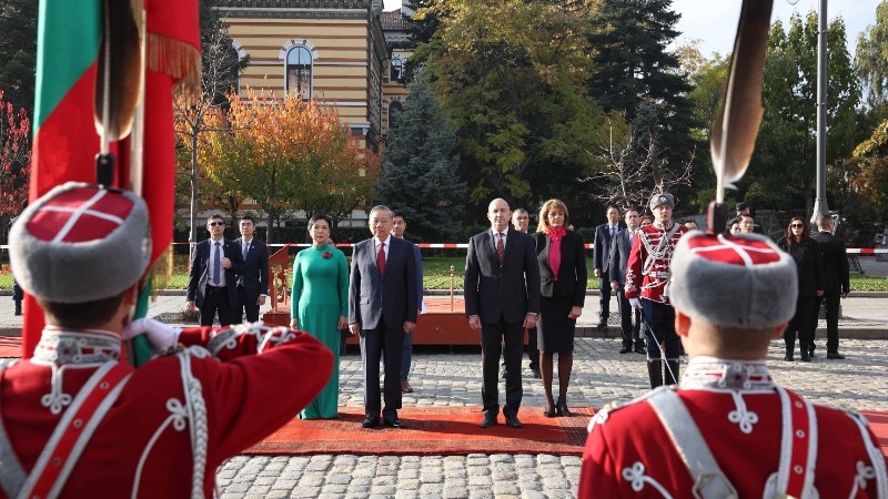 Tổng thống Cộng hòa Bulgaria Rumen Radev và Phu nhân chủ trì Lễ đón Tổng Bí thư Tô Lâm và Phu nhân cùng đoàn đại biểu cấp cao Việt Nam thăm chính thức Bulgaria. (Ảnh: Thống Nhất/TTXVN)