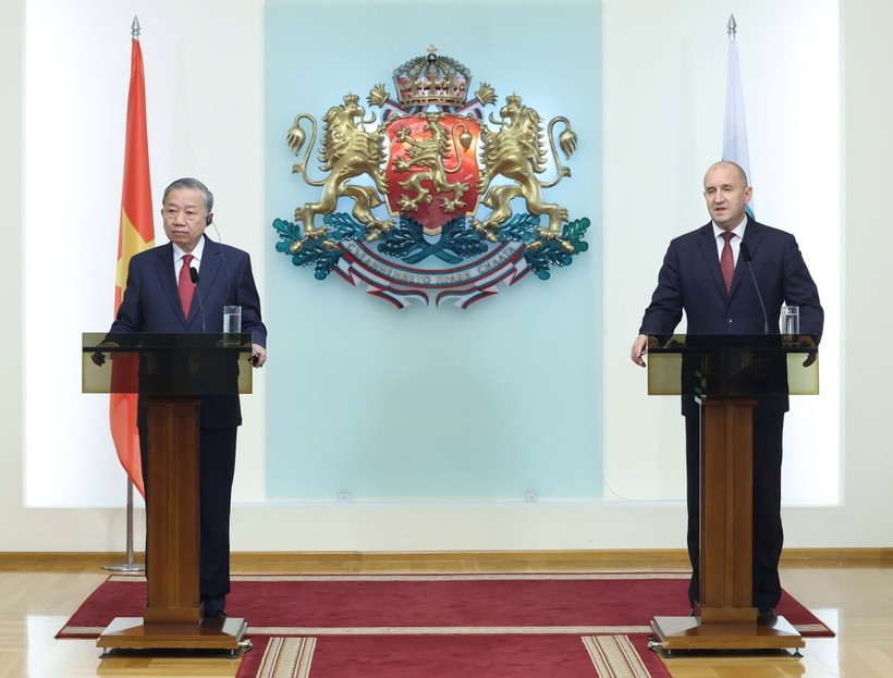 Tổng Bí thư Tô Lâm và Tổng thống Cộng hoà Bulgaria Rumen Radev chủ trì buổi gặp gỡ báo chí thông báo kết quả hội đàm. (Ảnh: Thống Nhất/TTXVN)