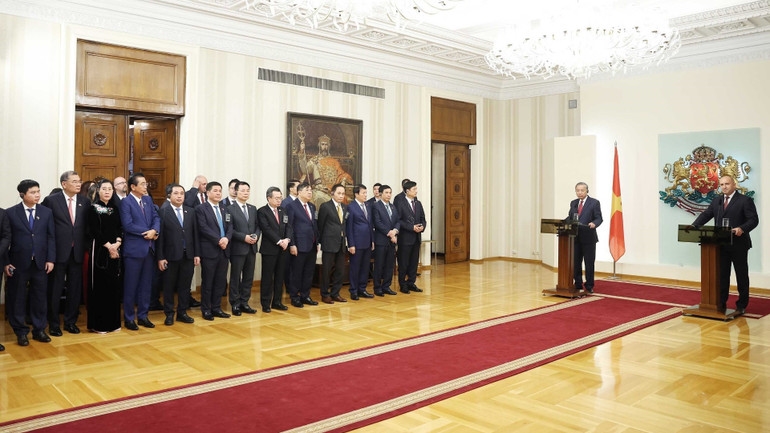 Tổng Bí thư Tô Lâm và Tổng thống Cộng hòa Bulgaria Rumen Radev gặp gỡ báo chí. (Ảnh: Thống Nhất/TTXVN)