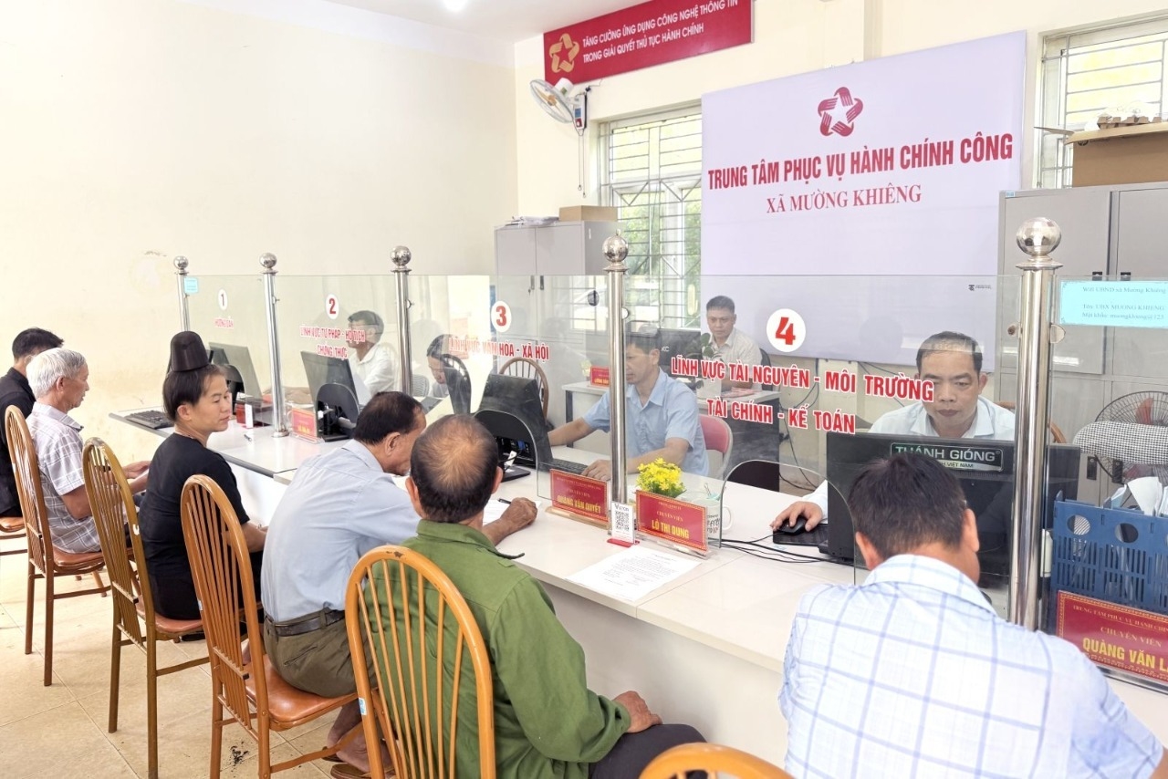 Trung tâm Phục vụ hành chính công xã Mường Khiêng giải quyết thủ tục hành chính cho người dân.