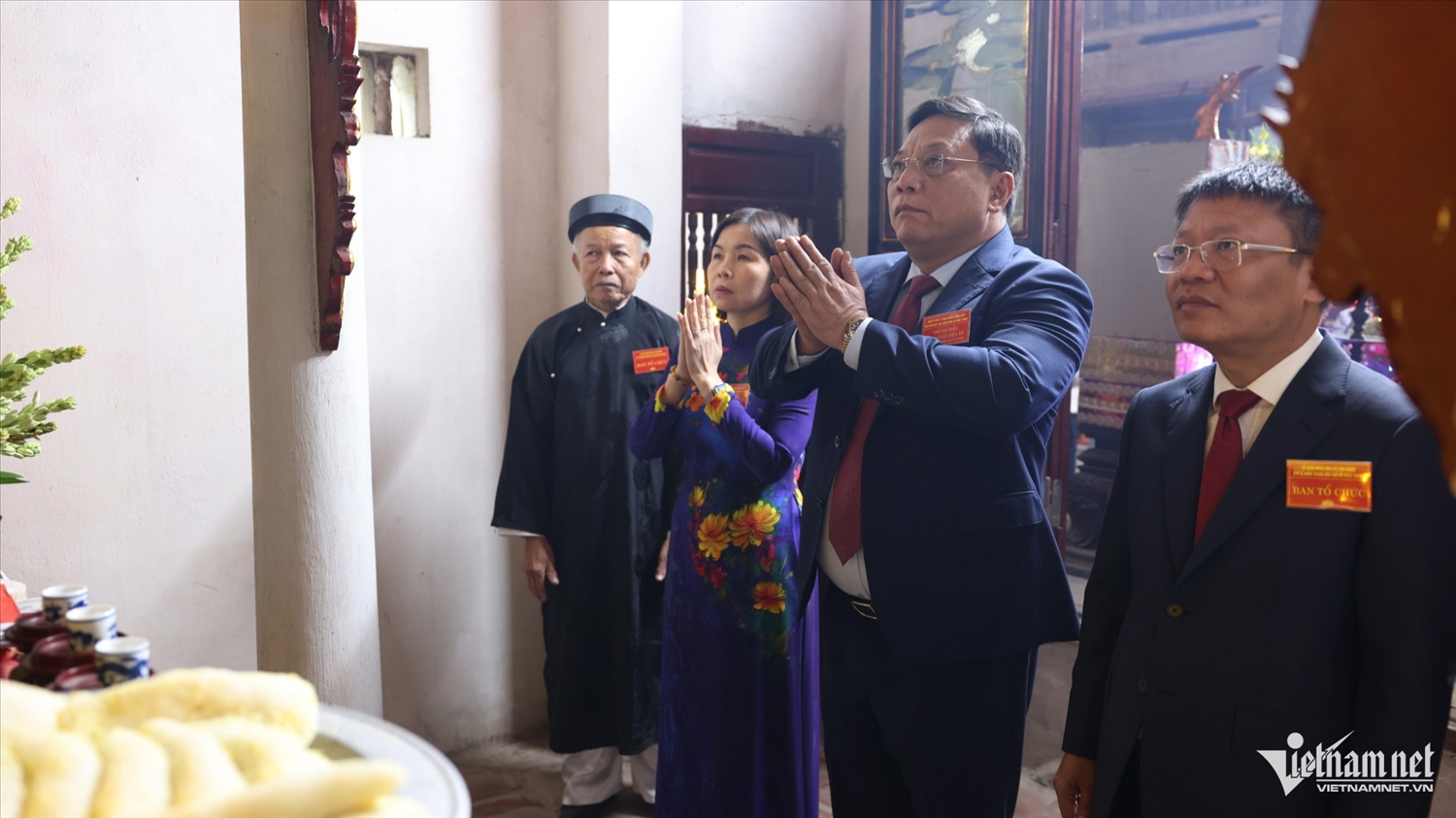 Thứ trưởng Nguyễn Hải Trung cùng lãnh đạo địa phương dâng hương tại hậu cung. Ảnh: Đức Hoàng Thứ trưởng Nguyễn Hải Trung cùng lãnh đạo địa phương dâng hương tại hậu cung. Ảnh: Đức Hoàng