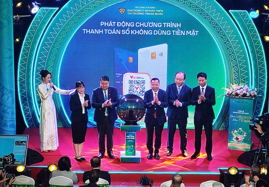 Các đại biểu phát động Chương trình Thanh toán số không dùng tiền mặt. (Ảnh Vân Khánh)